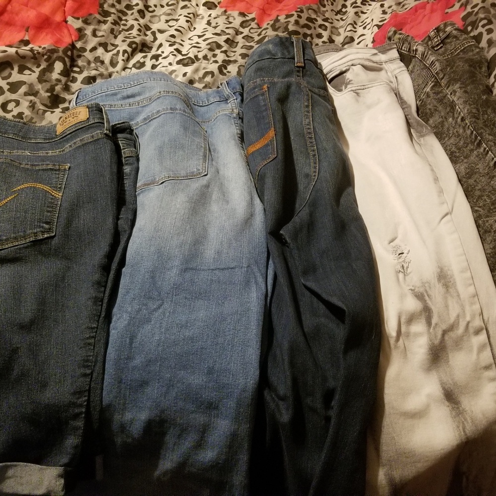4 pairs of jeans and a pair of Levi's shorts